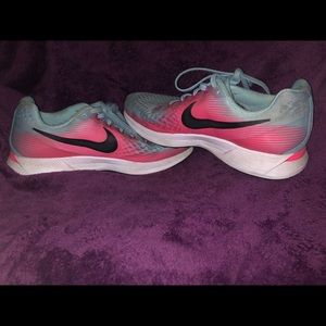 Women’s Nike zoom sneakers!